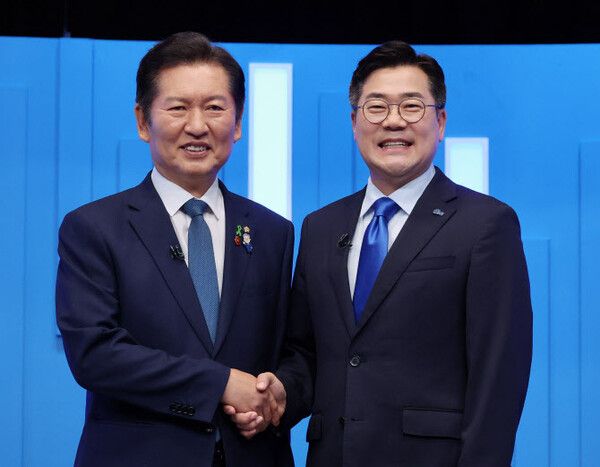 더불어민주당 정청래(왼쪽)·박찬대 당대표 후보가 16일 서울 양천구 목동 SBS에서 TV토론회에 앞서 기념촬영을 하고 있다. [연합뉴스]