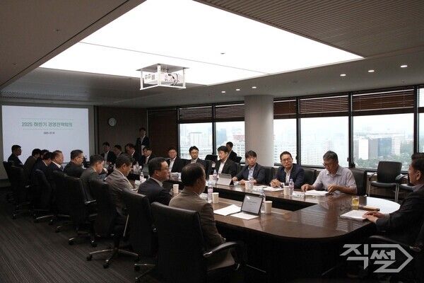 성무용 iM증권 사장과 전 사업본부의 임원 및 단장 등이 지난&nbsp;16일 여의도 사옥&nbsp;13층 대회의실에서&nbsp;‘2025&nbsp;하반기 경영전략 회의’를 개최하고 있다. [iM증권]