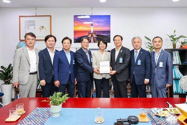 경상북도의회 산불대책특별위원회 국회방문 후 기념촬영 장면 [경북도의회]