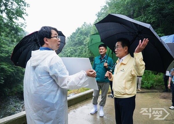 영천시 관계자들이 산사태취약지역을 점검하고 있다. [영천시]