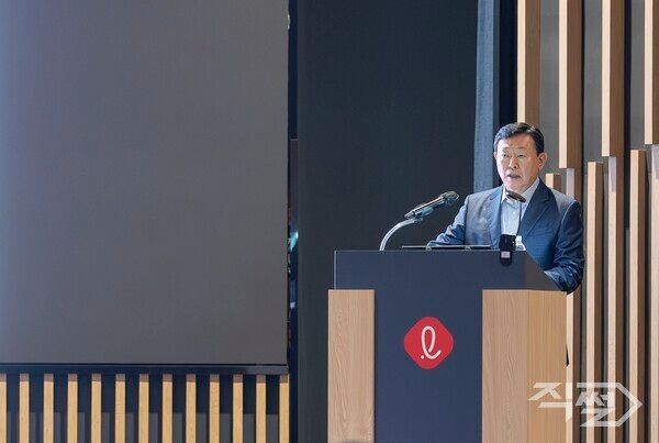 신동빈 롯데 회장이&nbsp;2025년 하반기&nbsp;VCM에서&nbsp;그룹 경영 방침과 CEO의 역할과 리더십에 대해 메시지를 전하고 있다. [롯데지주]
