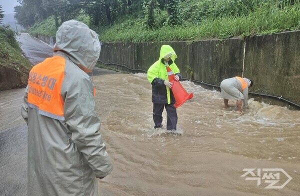 17일 경주 하동지하차도에서 의용소방대가 침수된 배수로를 정비하고 있다. [경주시]