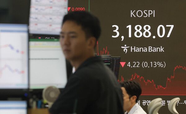 &nbsp;18일 서울 중구 하나은행 딜링룸 모습. [연합뉴스]