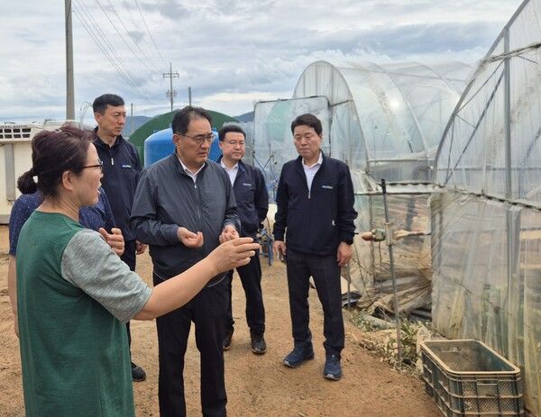 지준섭 농협중앙회 부회장은 18일 집중호우로 농작물과 농업시설에 큰 피해를 입은 충남 예산과 당진을 찾아 현장 상황을 살펴보고, 피해 농업인을 위로했다. [농협중앙회]