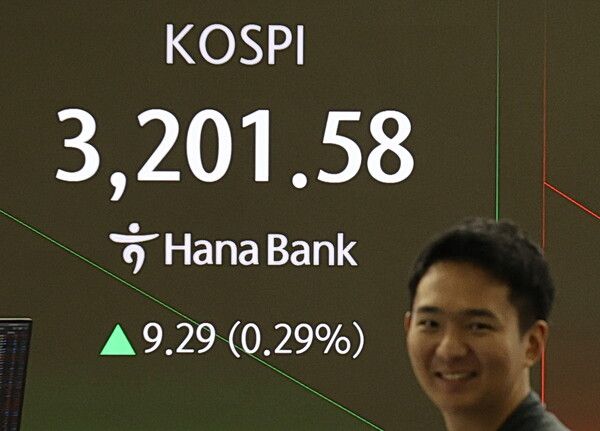 18일 서울 중구 하나은행 딜링룸 모습. [연합뉴스]