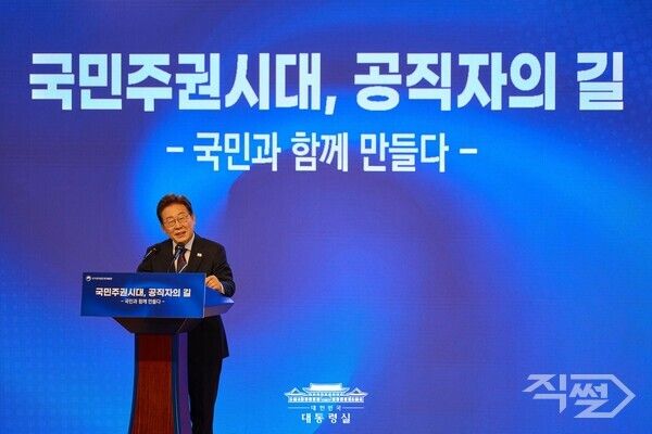 이재명 대통령이 지난 14일 충북 진천 국가공무원인재개발원에서 '국민주권시대, 공직자의 길'을 주제로 열린 70기 5급 신임관리자과정 교육생 특강에서 발어하고 있다. [대통령실]