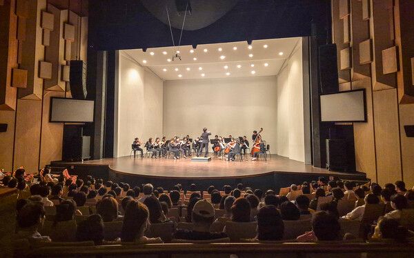 지난 10일 수원 경기아트센터 소극장에서 열린 교보생명과 KBS교향악단이 주최한 '찾아가는 음악회'에서 관객들이 클래식 공연을 감상 중이다. [교보생명]