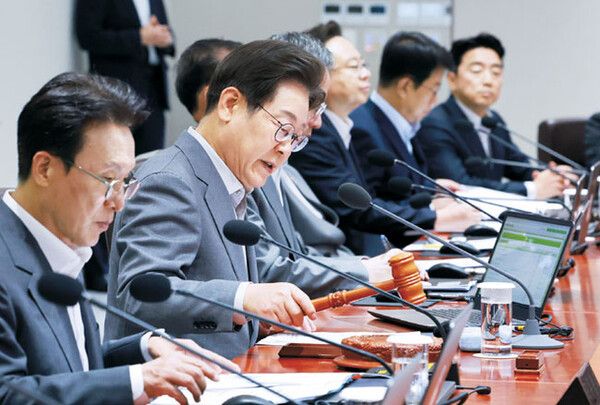 이재명 대통령이 15일 오전 서울 용산 대통령실에서 열린 국무회의에서 의사봉을 두드려 개회 선언을 하고 있다. [연합뉴스]