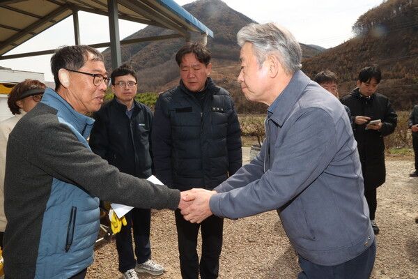 강호동 농협중앙회장이 경남 산청 산불피해농가를 방문해 피해를 입은 농업인의 손을 맞잡고 위로를 전하고 있다. [농협중앙회]