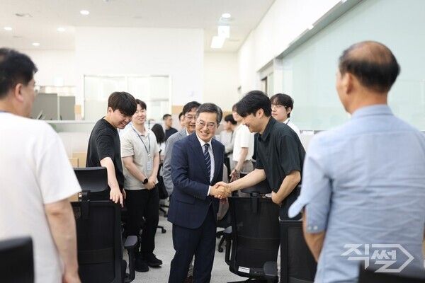 경기도청 기자실 방문한 김동연 지사. [경기도]