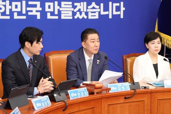 더불어민주당 김병기 당대표 직무대행 겸 원내대표가 2일 서울 여의도 국회에서 열린 최고위원회의에서 발언하고 있다. [연합뉴스]