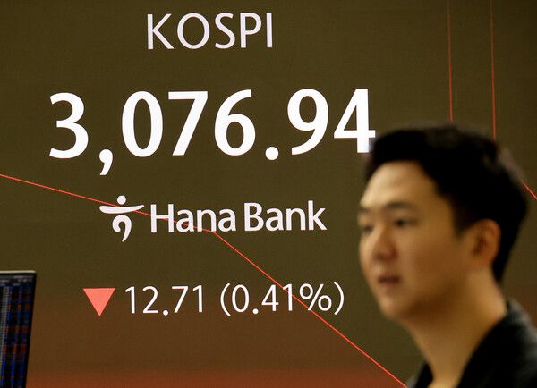 2일 서울 중구 하나은행 딜링룸 모습. [연합뉴스]