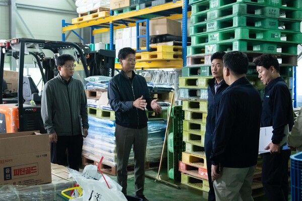 지난 19일 강태영 NH농협은행장이 충남 아산 수해지역을 방문해 피해현장을 살피고 복구 지원대책을 논의했다. [NH농협은행]