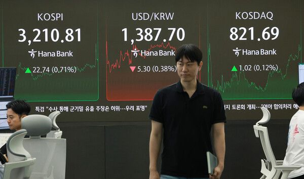 21일 서울 중구 하나은행 딜링룸 모습. [연합뉴스]