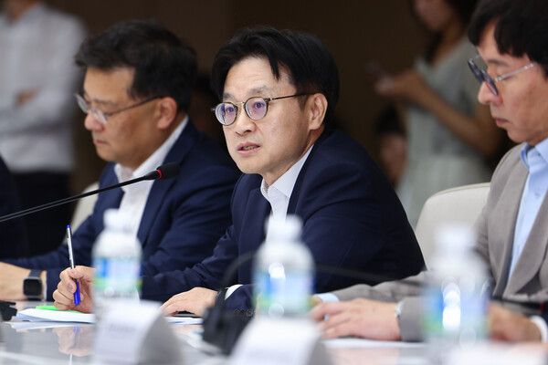 김정관 산업통상자원부 장관이 21일 서울 중구 대한상공회의소에서 열린 경제단체 및 업계와의 대미 통상 긴급점검회의를 주재하고 있다. [연합뉴스]