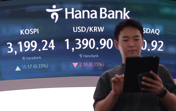 21일 서울 중구 하나은행 딜링룸 모습. [연합뉴스]