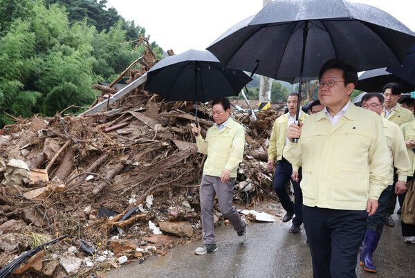 이재명 대통령이 21일 집중호우로 산사태가 발생한 경남 산청군 산청읍 부리마을에서 피해 상황을 점검하고 있다. [연합뉴스]