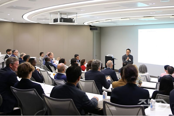 정태영 현대카드 부회장이 지난해 6월 26일 현대카드 본사에서 글로벌 금융회사 CEO들을 대상으로 데이터 사이언스에 관해 설명하고 있다. [현대카드]