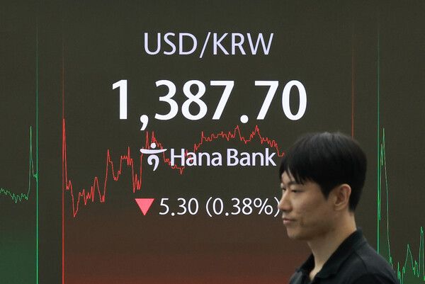 21일 서울 중구 하나은행 딜링룸 모습. [연합뉴스]