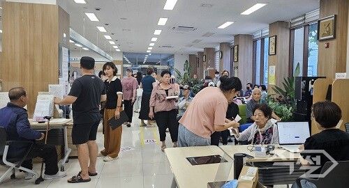 황성동행정복지센터 내부 전경. [경주시]