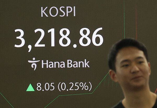 22일 서울 중구 하나은행 딜링룸 모습. [연합뉴스]