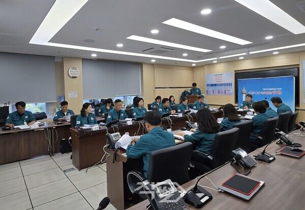 김신호 부시장 주재 ‘폭염대응 추진상황 점검회의’ 모습. [양산시]