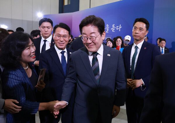 이재명 대통령이 4일 대전컨벤션센터에서 타운홀 미팅 형식으로 진행한 '국민소통 행보 2탄, 충청의 마음을 듣다' 간담회를 마친 후 참석자와 인사하고 있다. [연합뉴스]