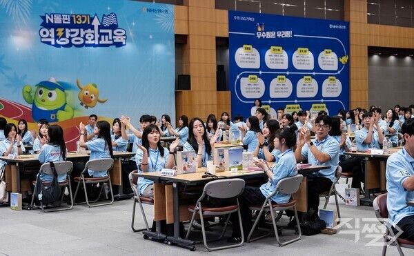 NH농협은행은 23일 중구 소재 본사에서 대학생봉사단 N돌핀 13기의 상반기 활동을 평가하고, 역량강화 교육을 실시했다. [NH농협은행]