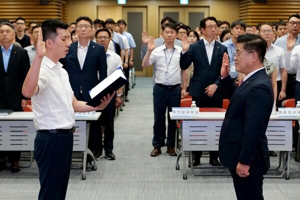 농협은행 여신심사부문 김성훈 부행장(오른쪽)을 비롯한 임직원 160여명은 지난 23일 서울 중구 소재 본사에서 '2025년 하반기 윤리경영 실천 결의대회'를 실시했다. [NH농협은행]