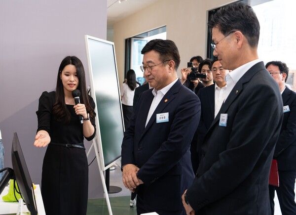 지난 23일 서울 성동구 앤더슨씨에서 개최된 모바일신분증 민간개방 오픈 행사에서 윤호중 행정안전부장관(가운데), 강태영 농협은행장(우측)이 농협은행 부스에서 모바일신분증 혁신 서비스를 시연하고 있다. [NH농협은행]