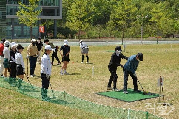 영진전문대학교 파크골프경영과 실습 수업 모습. [영진전문대학교]