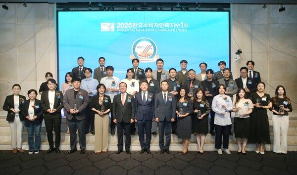 웅진프리드라이프가 ‘2025 한국소비자만족지수 1위’ 상조 서비스 부문 13년 연속 수상했다. [웅진프리드라이프]