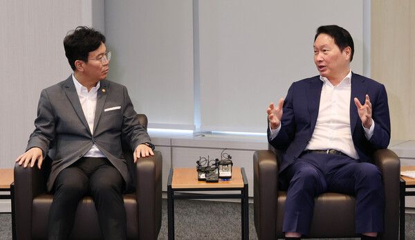 최태원 대한상의 회장(왼쪽)과 김영훈 고용노동부 장관이 노동시장 현황에 대해 논의하고 있다. [대한상공회의소]