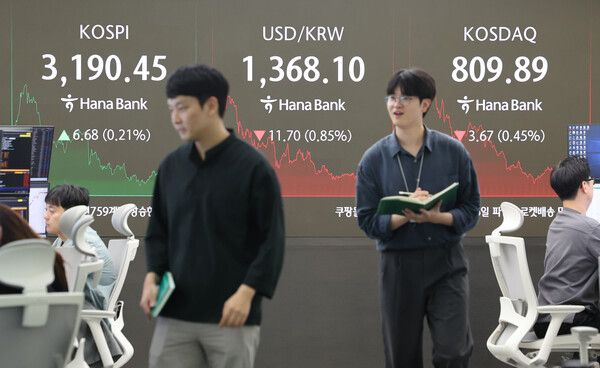 24일 서울 중구 하나은행 딜링룸 모습. [연합뉴스]