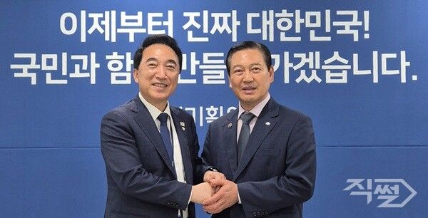 대한민국시장군수구청장 협의회 대표회장 조재구 (대구 남구청장)가 국정기획위원회 박수현 균형성장특별위원장과 간담회에서 인사를 하고 있다 [대한민국시장군수구청장 협의회]