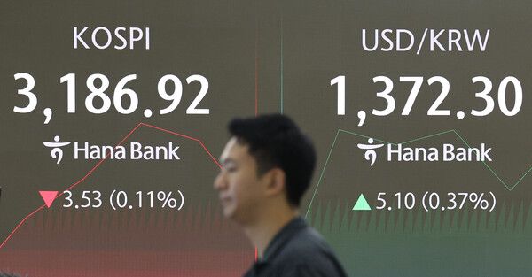 25일 서울 중구 하나은행 딜링룸 모습. [연합뉴스]