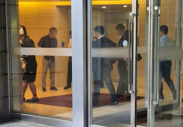 김건희 여사의 의혹들을 수사하는 민중기 특별검사팀 수사관들이 25일 압수수색을 위해 김 여사의 사저가 있는 서울 서초구 아크로비스타 건물로 들어가고 있다. [연합뉴스]