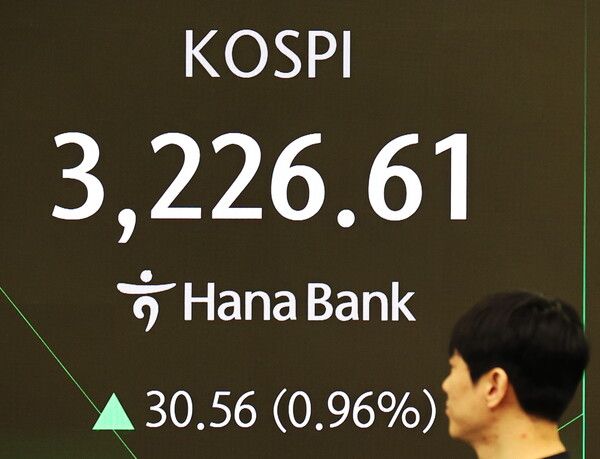 28일 서울 중구 하나은행 딜링룸 모습. [연합뉴스]