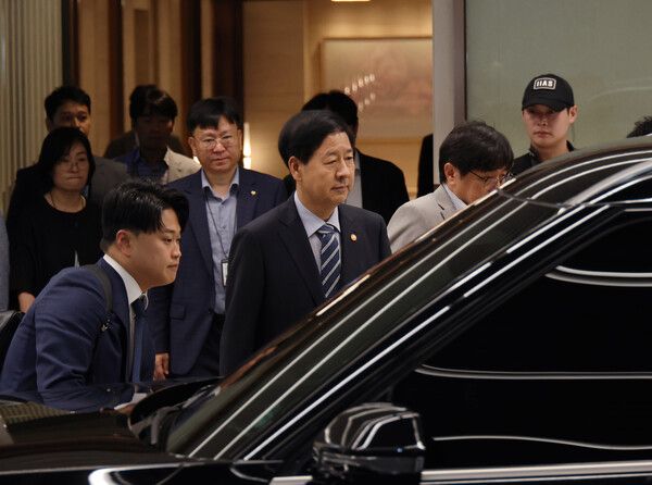 한미 간 '2+2 통상협상'을 위해 미국으로 출국하려던 구윤철 부총리 겸 기재부 장관이 지난 24일 인천국제공항 제2터미널을 굳은 표정으로 빠져나오고 있다. [연합뉴스]