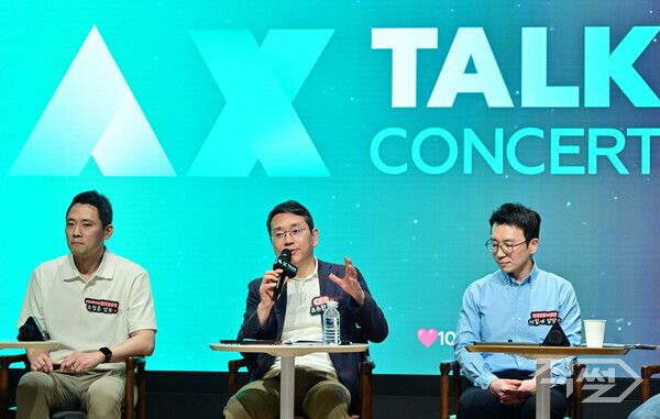 LG전자 조주완 CEO가 전 구성원 소통행사인 ‘AX 토크콘서트’에서 AI 기술의 중요성을 강조하며, AX 확산에 앞장서겠다고 밝혔다.&nbsp;[LG전자]