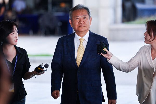 이상민 전 행정안전부 장관이 25일 내란특검 조사를 받기 위해 특검팀 사무실이 마련된 서울 서초구 서울고등검찰청으로 들어가고 있다. [연합뉴스]