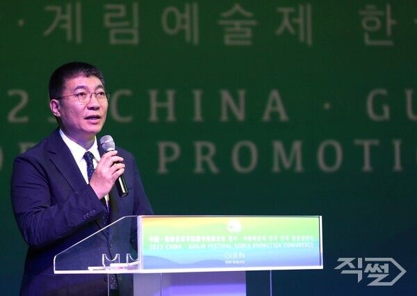 하오롱 중앙희극학원 총장이 인사말을 하고 있다. [광시자치구]