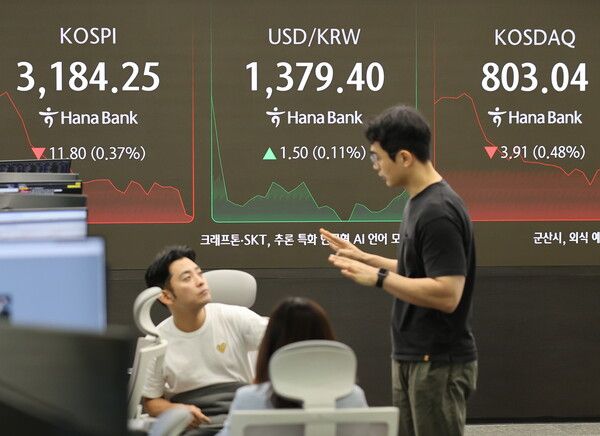28일 서울 중구 하나은행 딜링룸 모습. [연합뉴스]