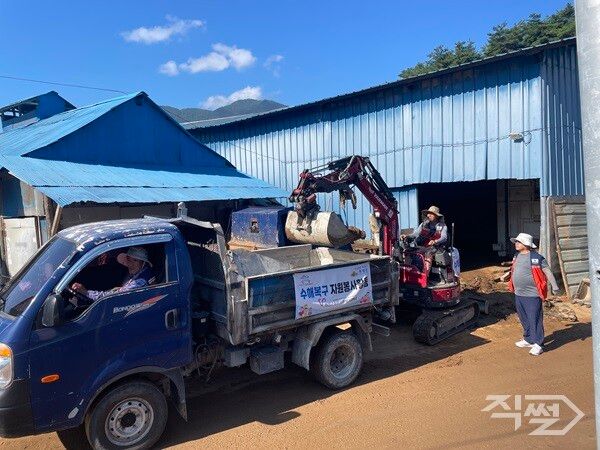 의성 자원봉사단 산청군 수해 복구 활동 모습. [의성군]