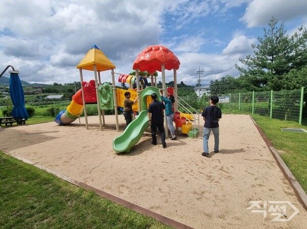 경북 영주 안정초등학교 어린이 놀이시설 안전점검 모습 [경북교육청]