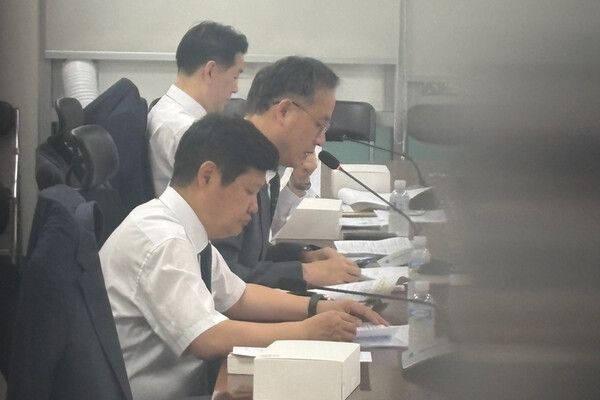 이형일 기획재정부 1차관(왼쪽 두번째)이 29일 서울 여의도 국회 의원회관에서 열린&nbsp;세제&nbsp;개편안 마련을 위한 비공개 당정협의회에서 자료를 보고 있다. [연합뉴스]