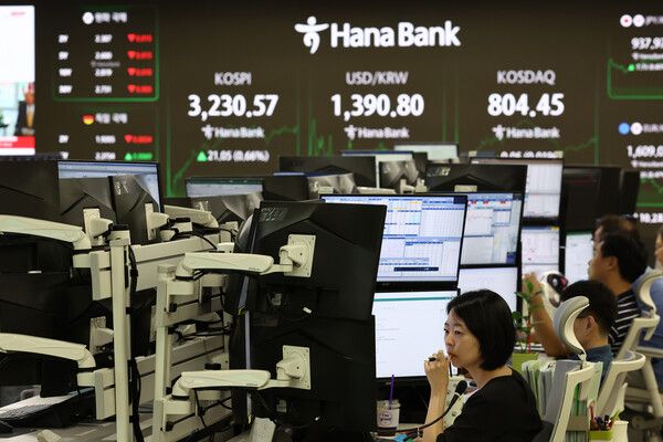 29일 서울 중구 하나은행 딜링룸 모습. [연합뉴스]