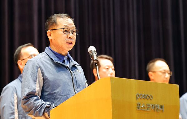 정희민&nbsp;포스코이앤씨 사장이 29일 인천 송도 본사에서 연이은 현장 사망사고와 관련한 담화문을 발표하고 있다. [포스코이앤씨]