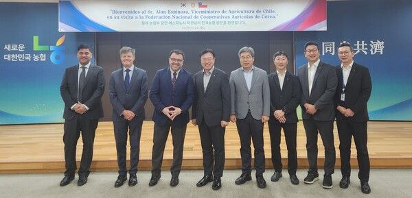 농협중앙회는 29일 서울시 중구 농협중앙회 본관에서 미래혁신실 이종욱 상무가 칠레 농업부 차관 알란 에스피노사를 접견하고 한국·칠레 농업 현안 공유 및 협력 기회에 대해 논의하였다고 밝혔다. (왼쪽에서 세번째) 칠레 농업부 차관 알란 에스피노사 (왼쪽에서 네번째) 이종욱 미래혁신실 상무. [농협중앙회]