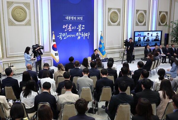 이재명 대통령이 3일 청와대 영빈관에서 '대통령의 30일, 언론이 묻고 국민에게 답하다' 기자회견을 하고 있다. [연합뉴스]